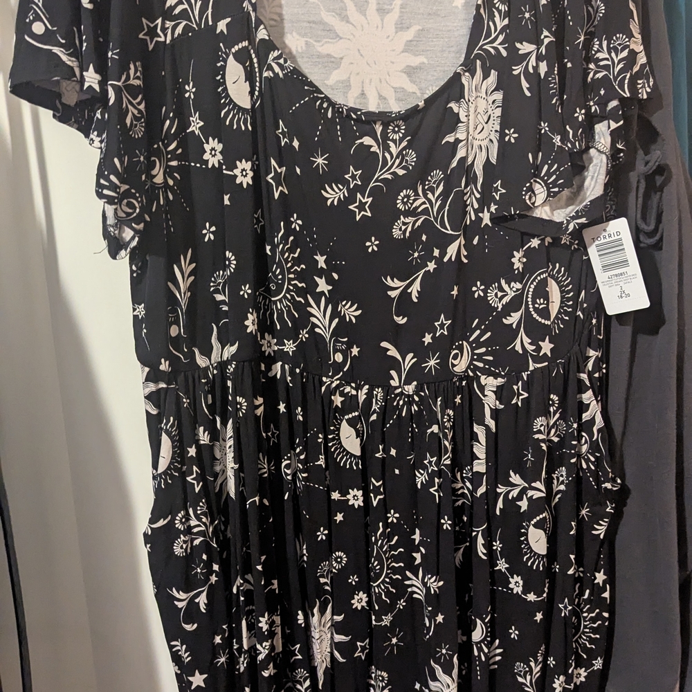 Elegant Black and White Floral Dress - Picture 2 of 5